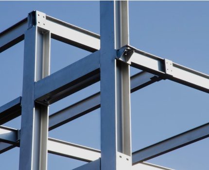 Installation de charpente métallique par Afro Montage pour bâtiment industriel